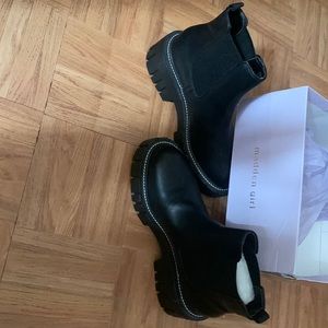 Never used, boots are perfect for kids & woman.ordered these online & never used
